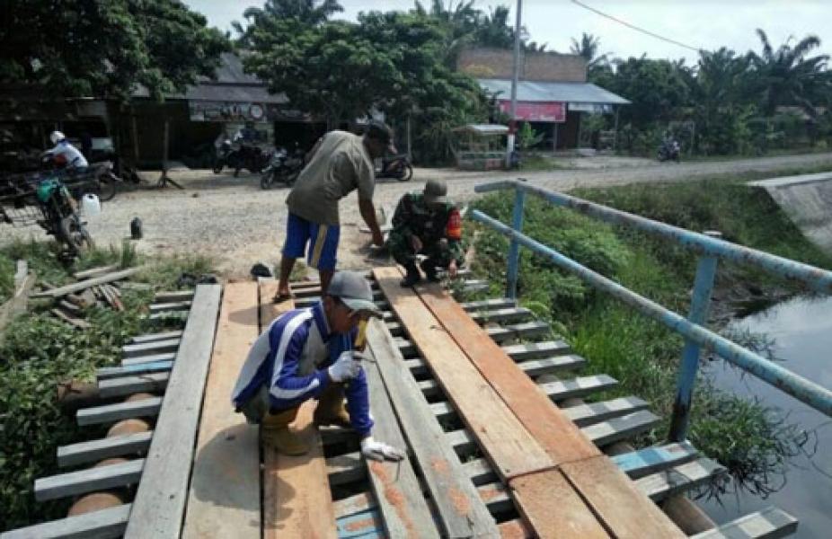Babinsa Koramil 12/Pwk Sabak Auh Goro Bersama Masyarakat Perbaiki Jembatan