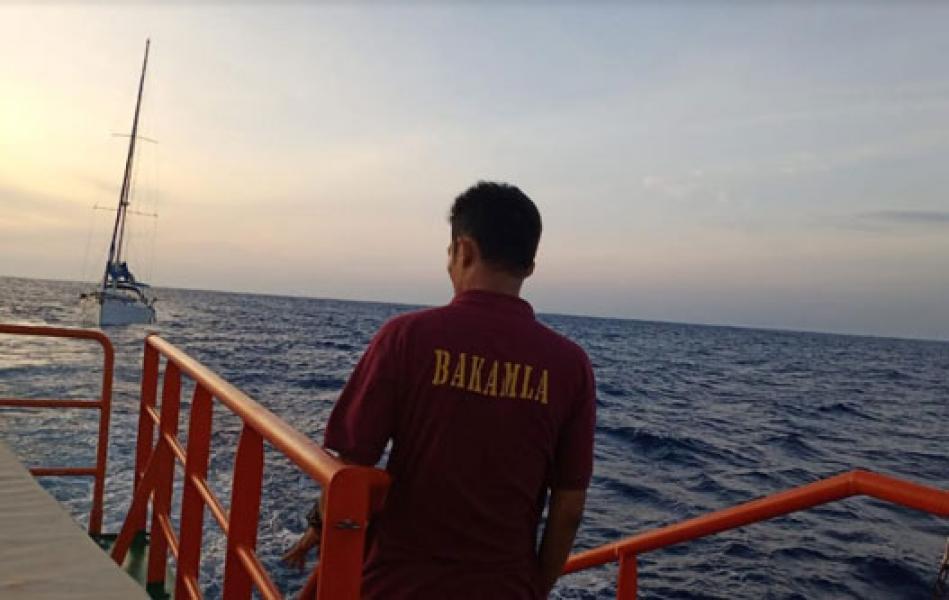 Bakamla Kupang Bersama Tim SAR Gabungan Selamatkan Kapal Yacht Mati Mesin
