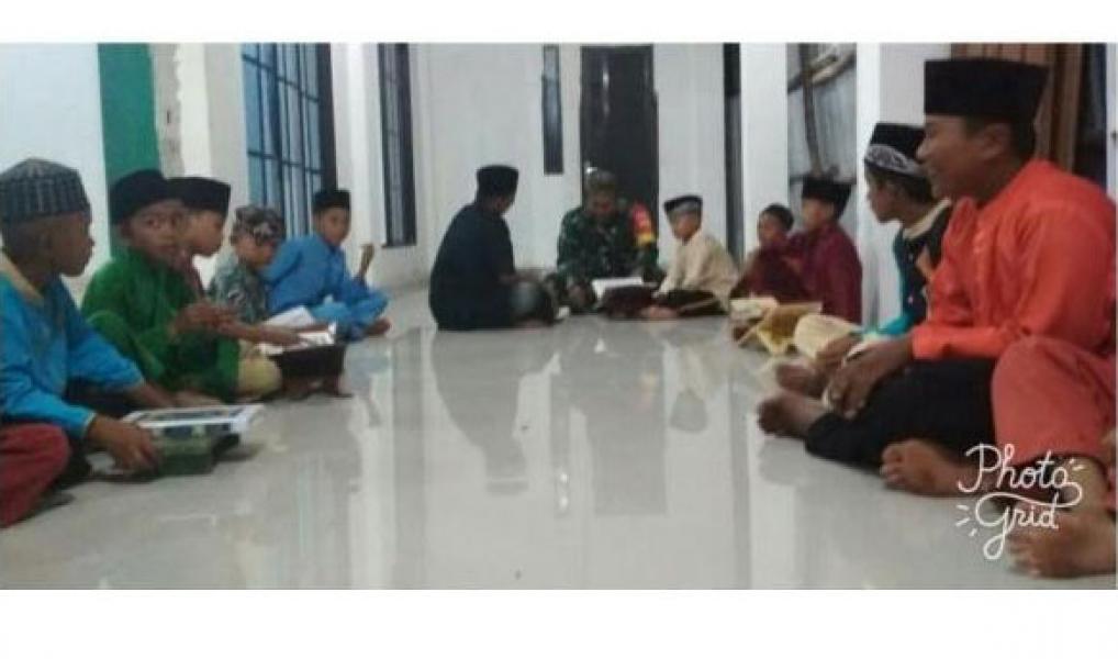 Bentuk Moral Generasi Muda yang Baik, Serda Siswanto Ajar Anak-anak Mengaji