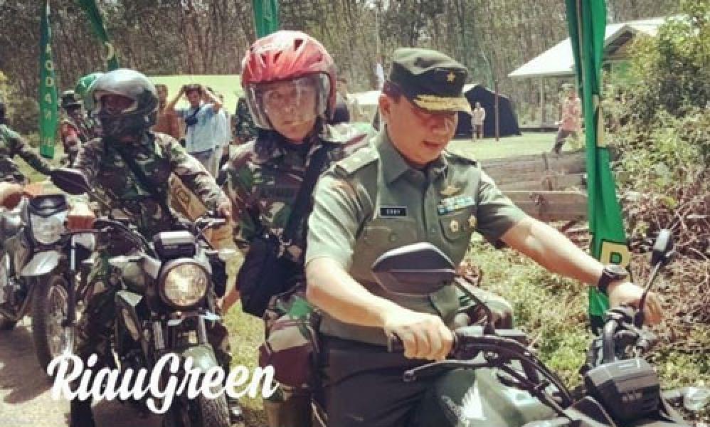 Brigjen TNI Erry Herman S.E. MPA Boncengi Prajurit Tinjau TMMD ke 104 Kodim 0302/Inhu