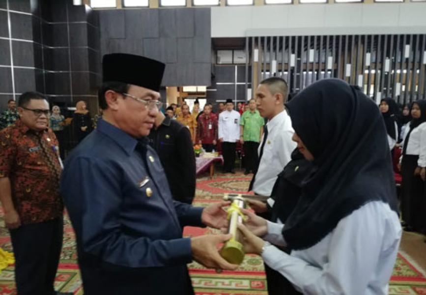 Bupati Wardan Serahkan 329 SK CPNS Inhil 