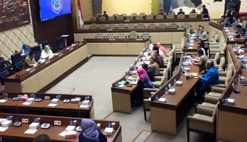 DPR - KPU Sepakat Warga Bisa Nyoblos Pakai e-KTP Walau Tak Ada di DPT