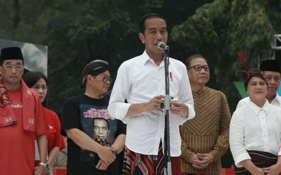 Jokowi Wacanakan Kebijakan Bersarung Sehari