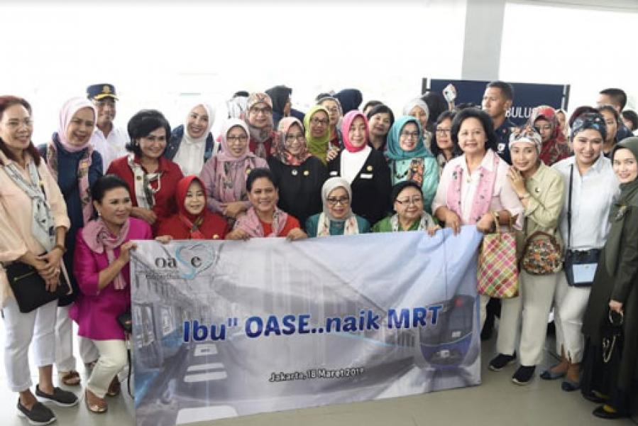 Ketum Dharma Pertiwi Dampingi Ibu Negara Uji Coba Naik MRT Jakarta