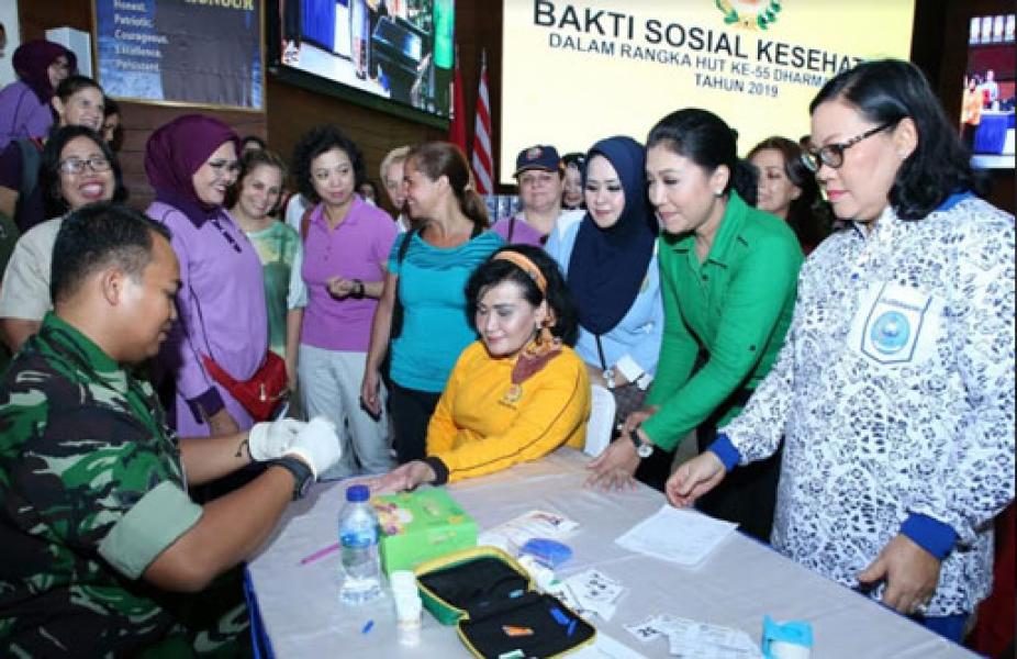 Ketum Dharma Pertiwi Tinjau Bazar dan Bakti Sosial Kesehatan