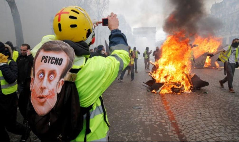 Massa Rompi Kuning Mengamuk, Bakar Bank hingga Toko di Paris