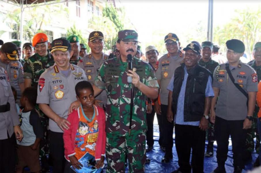 Panglima TNI Tinjau Posko Pengungsi Korban Bencana Banjir di Sentani