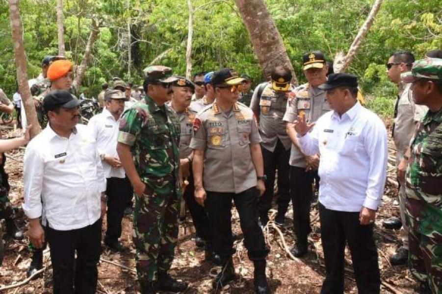 Panglima TNI dan Kapolri Tinjau Lokasi Kebakaran Hutan di Riau