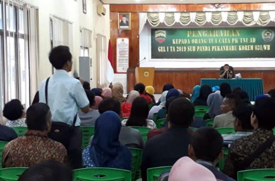 Ratusan Orang Tua Calon Tamtama Terima Pengarahan Dari Danrem 031/Wira Bima 