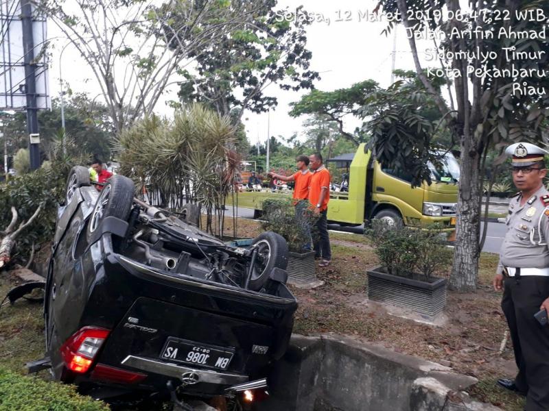 Sopir Diduga Mengantuk, Mobil Terbalik di Jalan Arifin Ahmad Pekanbaru