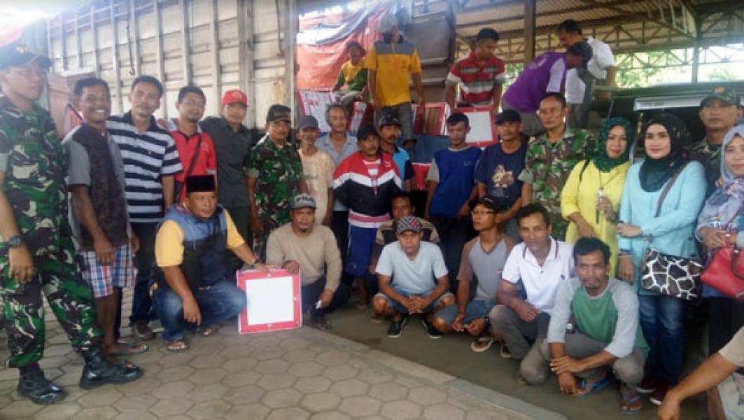 TNI Salurkan Bantuan Ribuan Keramik Untuk Warga Pekalongan