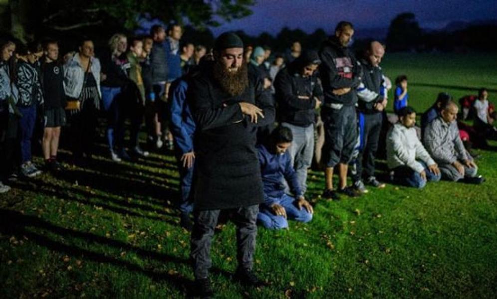 Warga Kawal Salat Umat Muslim di Depan Masjid Christchurch