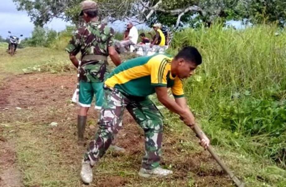 Anggota TNI Yonif 411 Kostrad Bersama Warga Perbatasan Karya Bakti Bersihkan Jalan