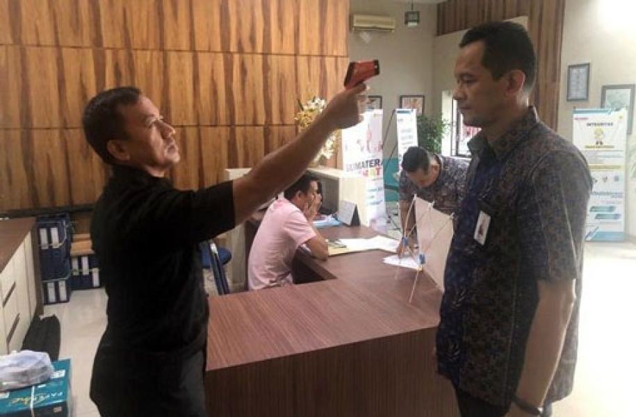 Antisipasi Corona, Pegawai dan Tamu PLN UP3 Pekanbaru Dicek Suhu Tubuh