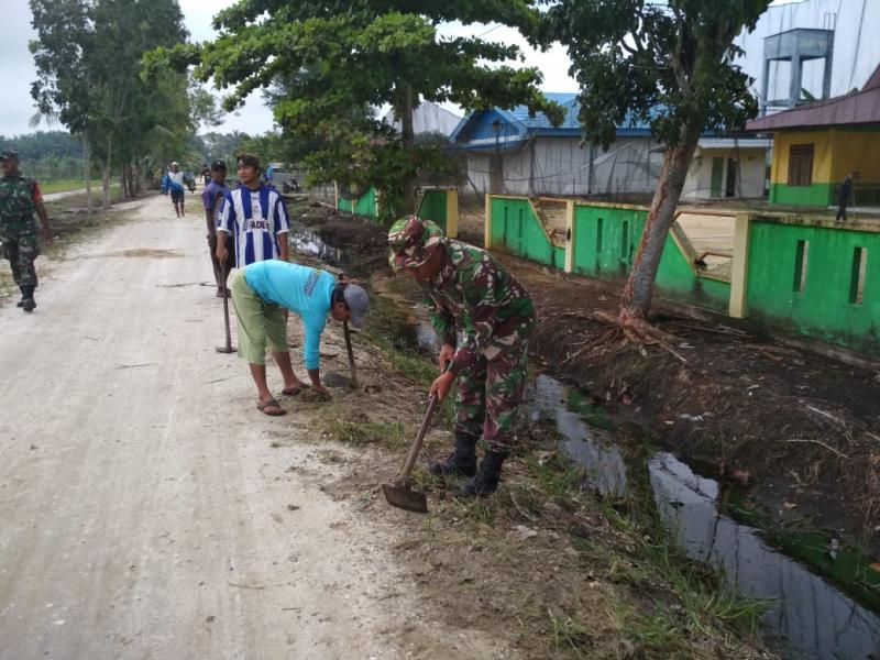 Antisipasi Penyebaran Virus COVID 19 Babinsa dan Masyarakat Goro Bersihkan Lingkungan