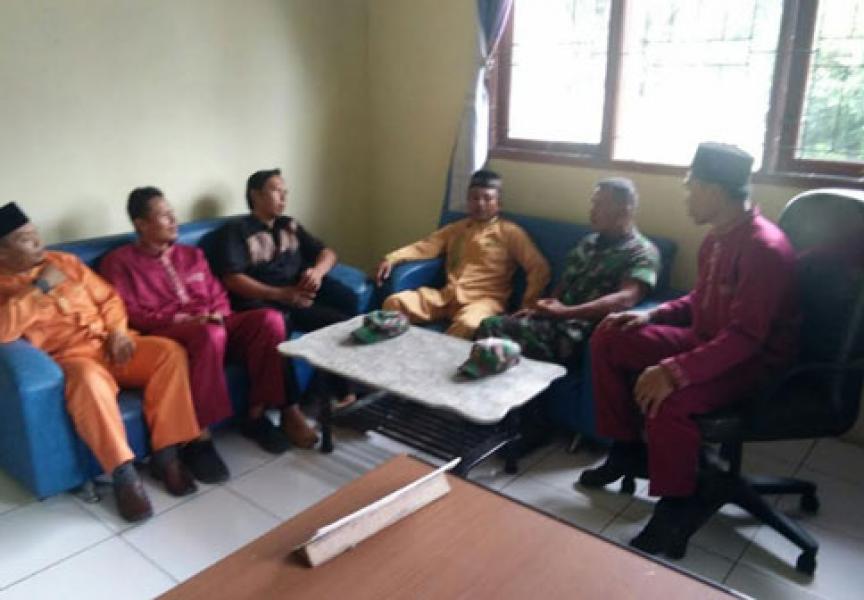 Babinsa Koramil 15/KK Kodim 0313/Kpr Komsos Dengan Kades Dan Staf Desa Pematang Tinggi
