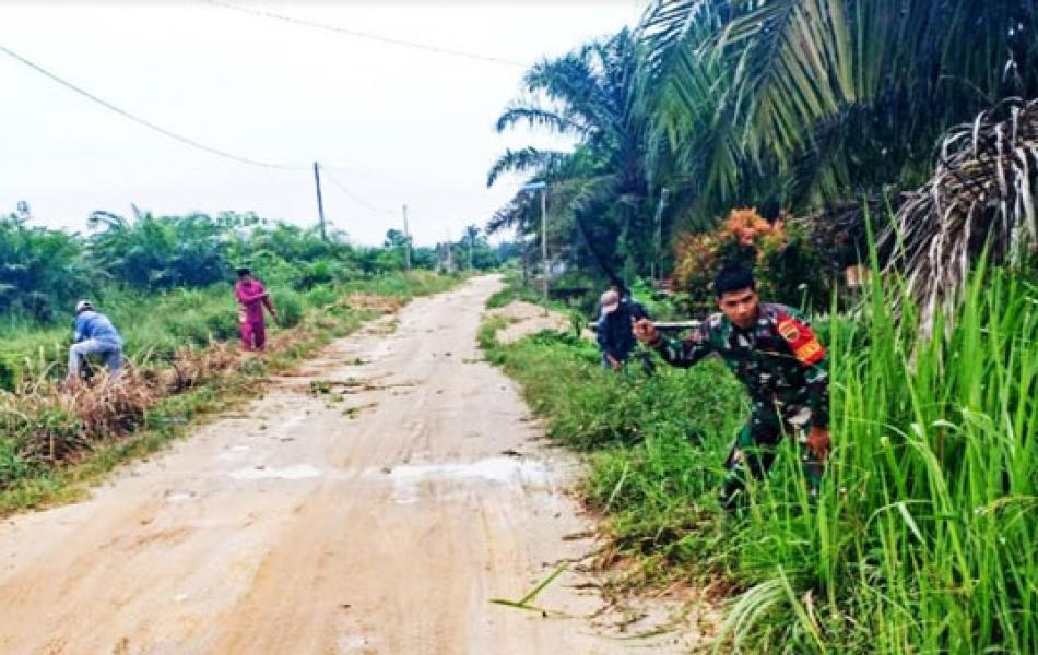 Babinsa TNI Goro Bersama Masyarakat Desa Kasang Mungkal