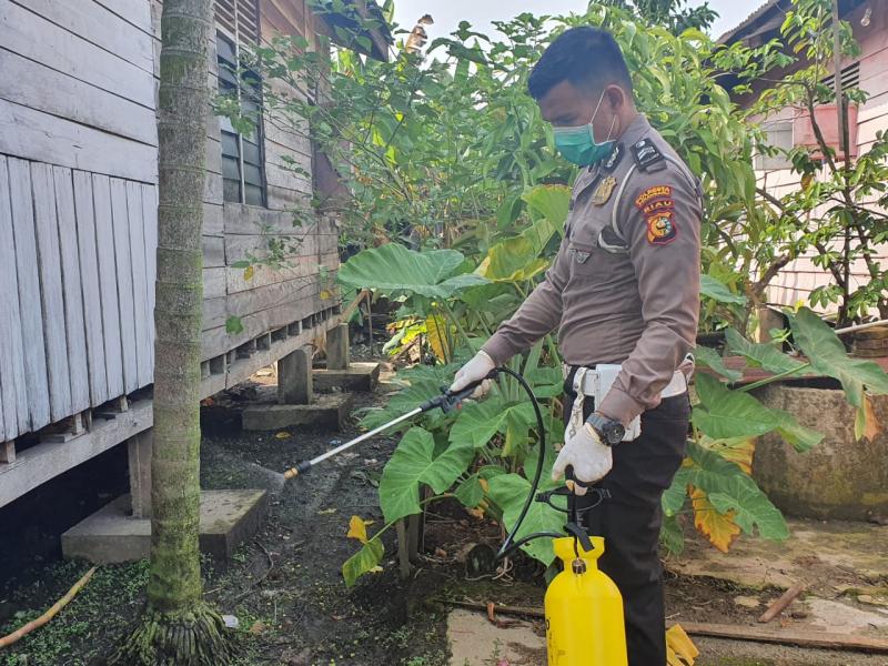 Cegah Corona, Satlantas Semprot Disinfektan di Kelurahan Sri Meranti Rumbai