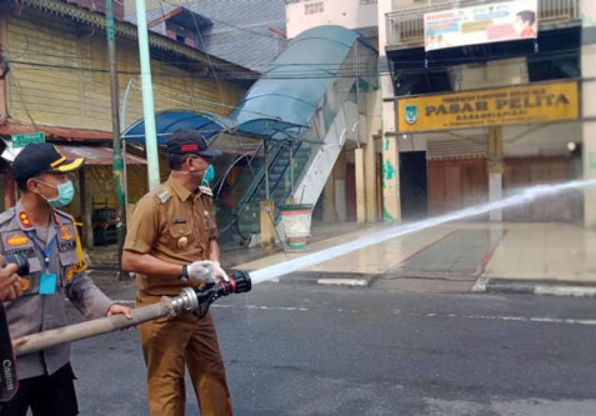 Cegah Covid-19, Bupati Suyatno Pimpin Penyemprotan Disinfektan di Kota Bagansiapiapi