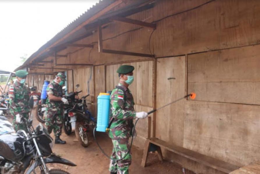 Cegah Covid-19 di Perbatasan, TNI-Polri dan CIQ PLBN Sota Lakukan Penyemprotan Disinfektan