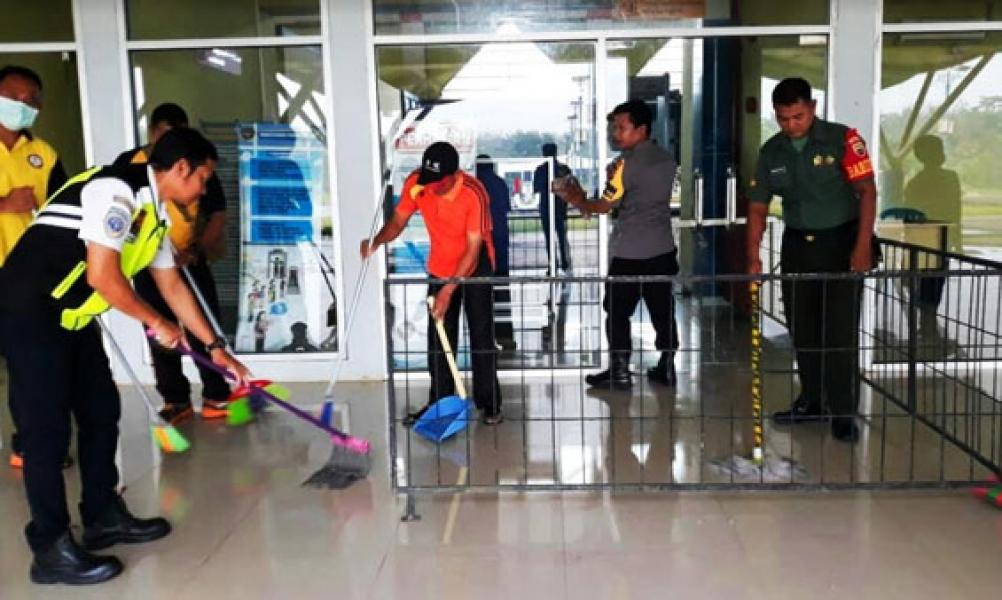 Cegah Virus Corona, TNI POLRI di Kecamatan Rambah Samo Bersihkan Bandara Tuanku Tambusai