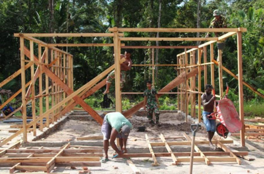 Dansatgas TMMD Ke-107 Merauke: Rangka Bangunan Rumah di Kampung Epem Mulai Berdiri