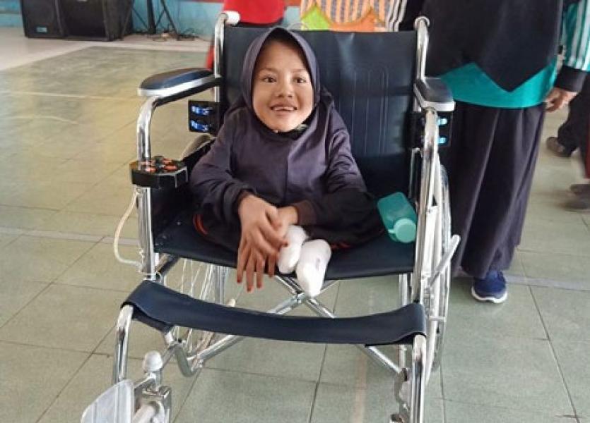 Diva Sumringah Terima Kursi Roda Kontrol Joystick dari PCR
