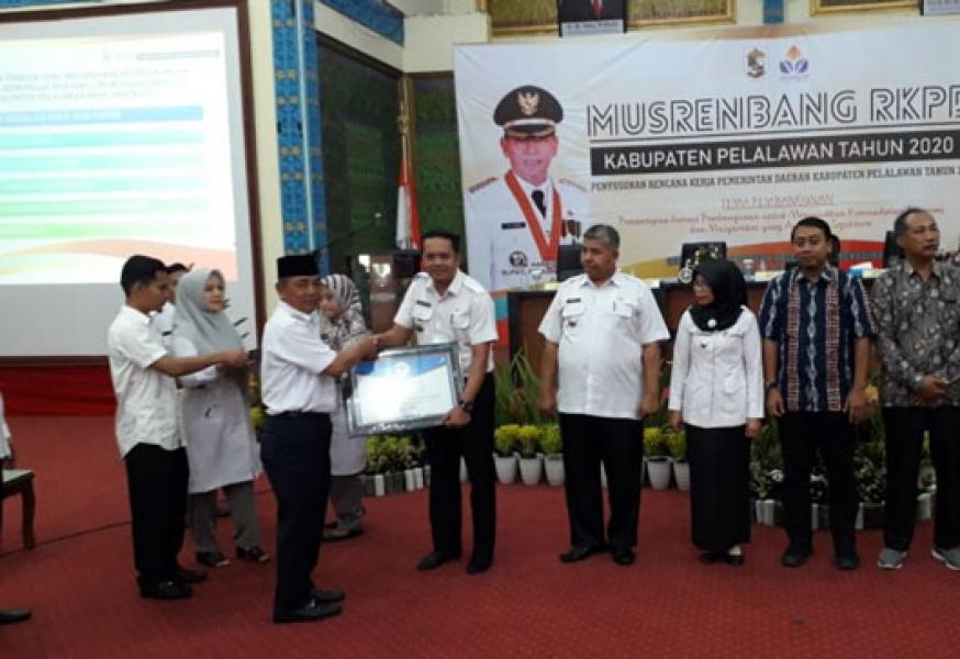 Firdaus Wahidin Juara I Camat Penggerak Pembangunan Non APBD dan APBN di Pelalawan