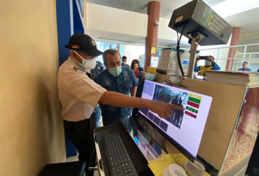 Gubri Tinjau Kesiapan Fasilitas Pemprov Riau Pantau Covid-19 di Bandara SSK II Pekanbaru