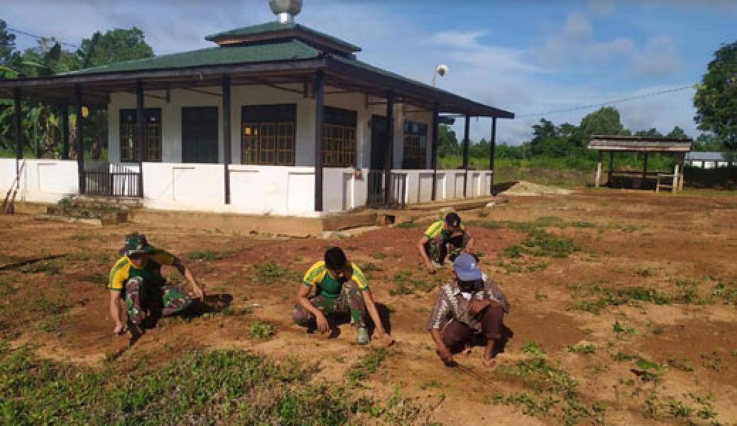 Jaga Kebersihan Masjid, Prajurit Satgas Yonif 411 Kostrad Gelar Karya Bhakti