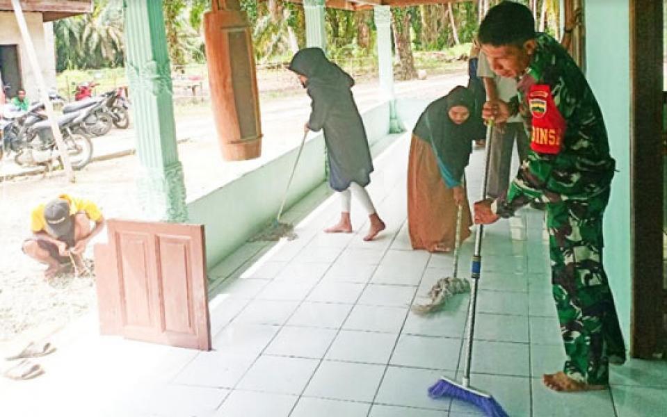 Jelang Isra Mi�raj, Babinsa 10 Kunto Darussalam Laksanakan Goro Bersama Warga