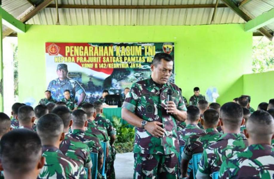 Kasum TNI: Satgas Pamtas Bangun Komunikasi Yang Baik Dengan Masyarakat Setempat 