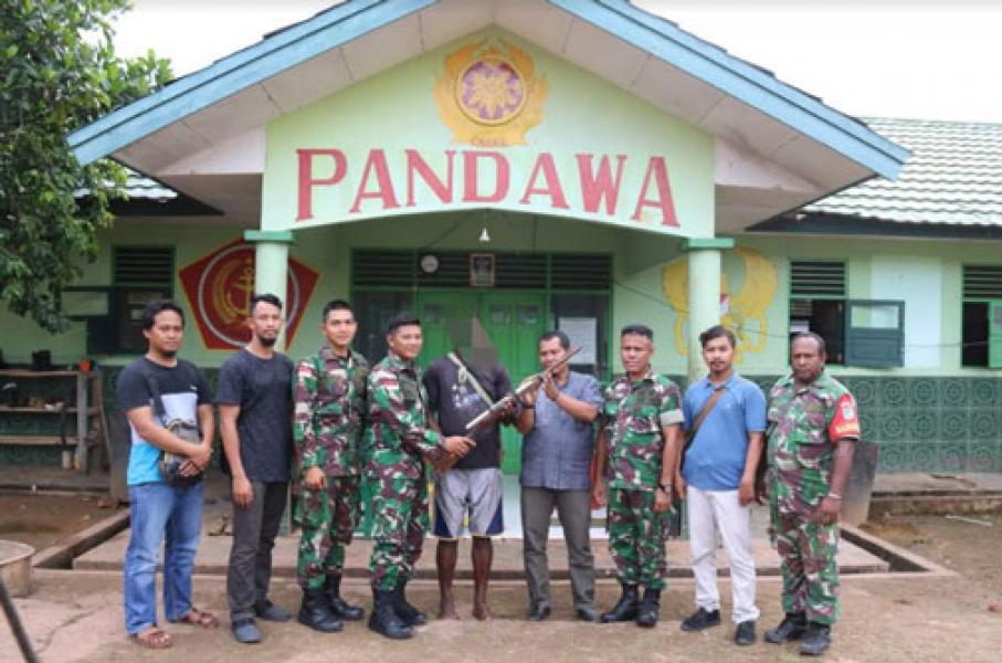 Keluarga Eks TPN-OPM Serahkan Senjata Api Kepada Satgas Yonif MR 411 Kostrad