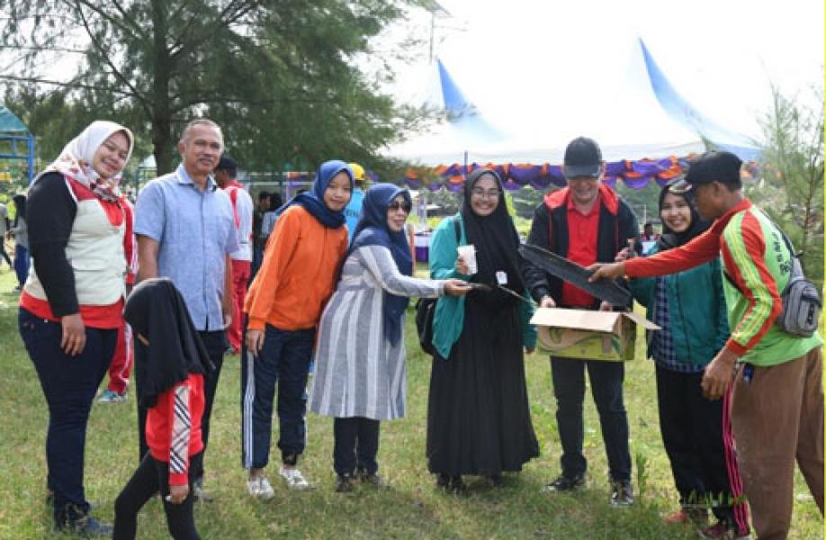 Komunitas Grapitasi Turun ke Pantai Perapat Tunggal Lakukan Aksi Bersih-Bersih