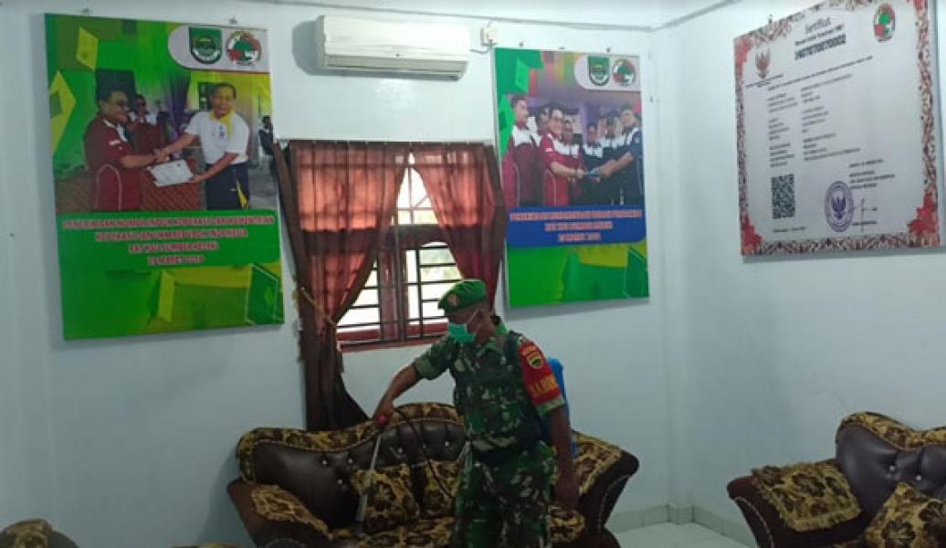 Koramil 10 Kunto Darussalam Bersama Puskesmas Kunto Darussalam Semprot Disinfektan