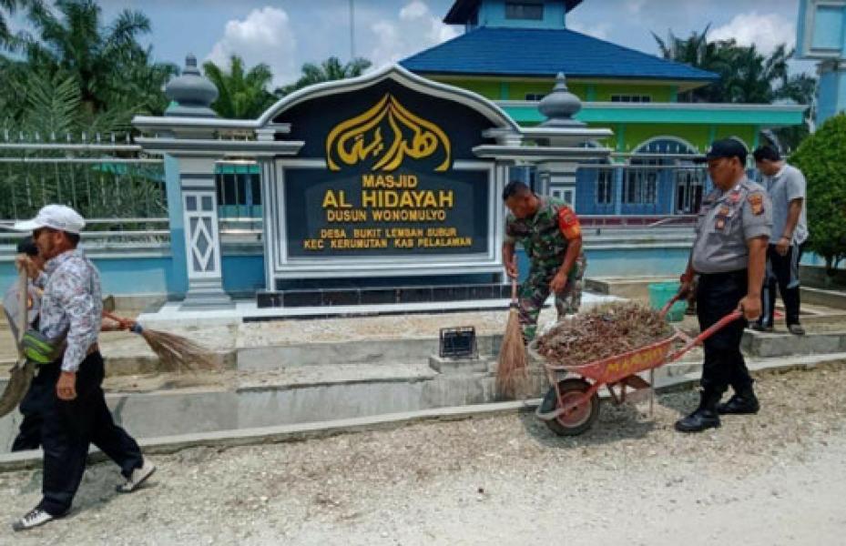Koramil 15/Kuala Kampar Kodim 0313/Kpr Dan Polsek Kerumutan Ajak Warga Goro