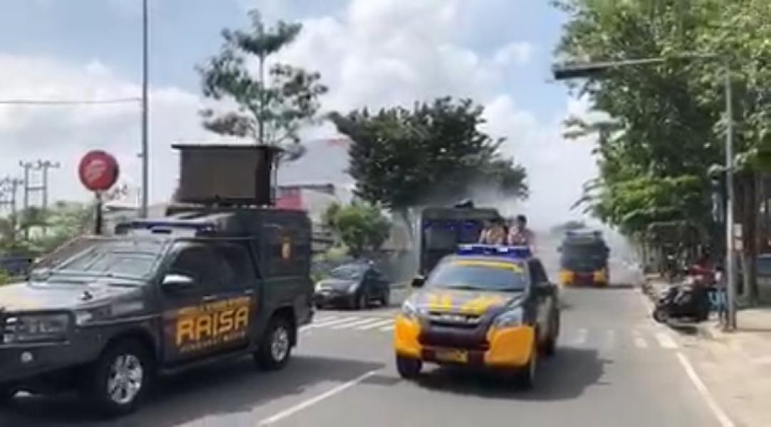 Lawan Corona, Polresta Pekanbaru Lakukan Penyemprotan Desinfektan