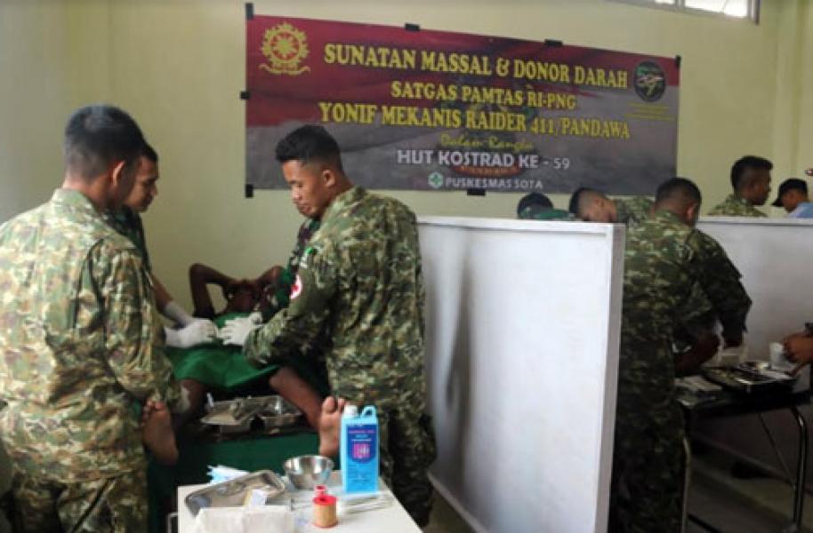 Meriahkan HUT Kostrad ke-59, Satgas Yonif 411 Gelar Sunatan Massal di Perbatasan RI-PNG