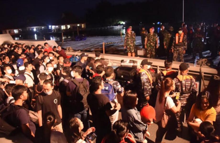 Pangkogabwilhan I Tinjau Evakuasi 188 WNI Pulau Sebaru ke KRI Semarang 594