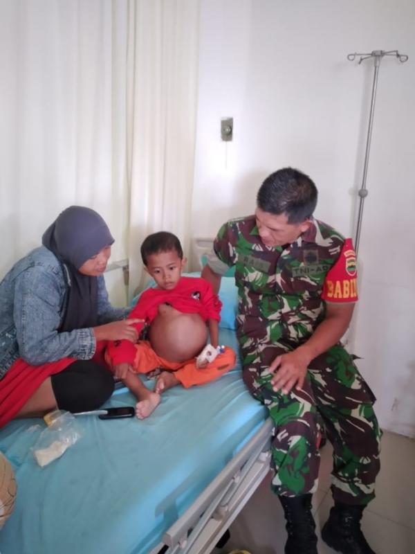 Peduli Sesama, Babinsa Koramil 05/KK Kodim 0313/KPR Jenguk Pasien Bocah Pengidap Tumor Ganas Warga Binaan