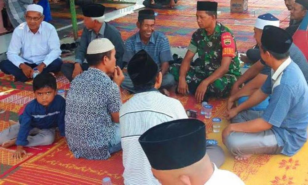 Perkuat Komunikasi Sosial, Babinsa Kunjungi Masyarakat