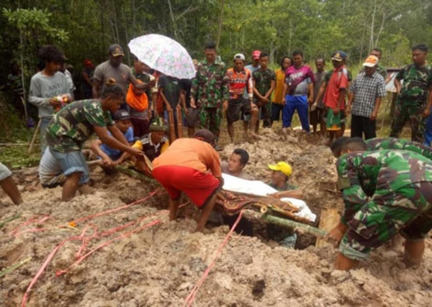 Personel Pamtas RI-PNG Yonif 411 Kostrad Bantu Pemakaman Warga Kampung Baidub