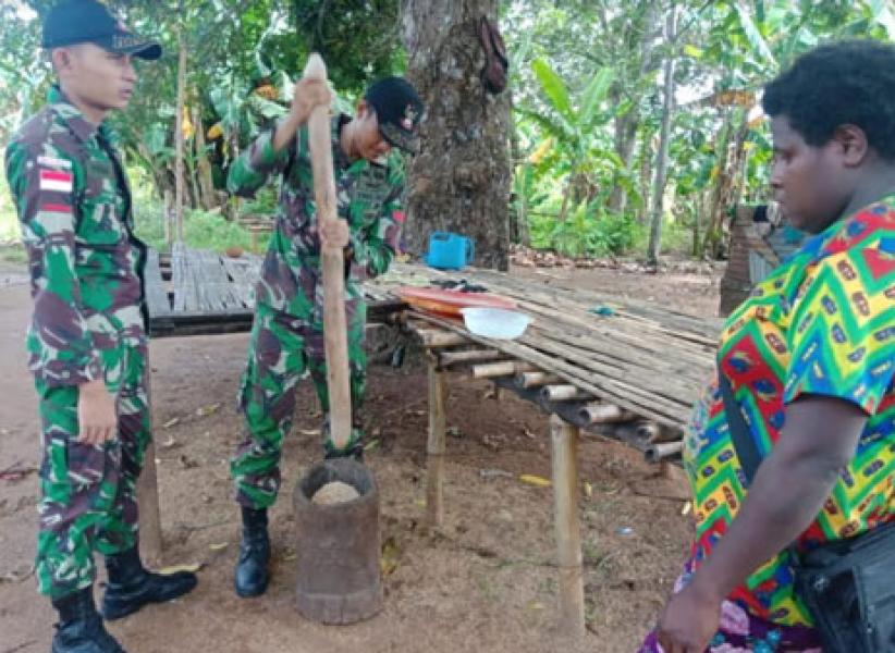 Personel Pamtas Yonif 411 Kostrad Bantu Warga Binaan Menumbuk Padi
