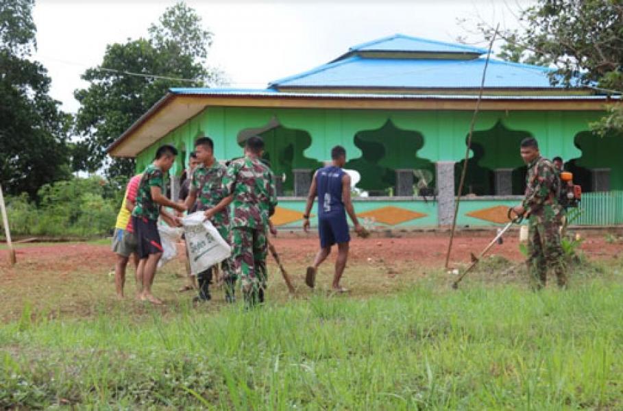 Personel Pamtas Yonif 411 Kostrad Kerja Bakti Bersihkan Halaman Masjid Al-Huda