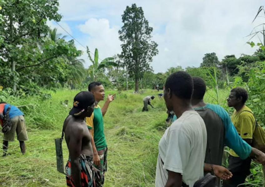 Personel Pamtas Yonif 411 Kostrad dan Warga Kampung Kondo Gelar Karya Bhakti