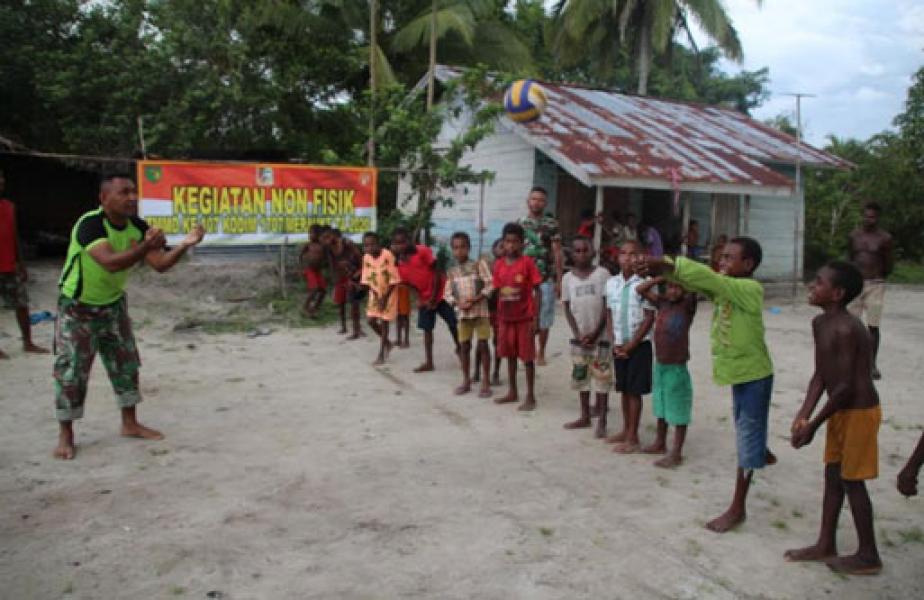 Personel TMMD Ke-107 Ajari Anak-Anak Pedalaman Main Bola Voli