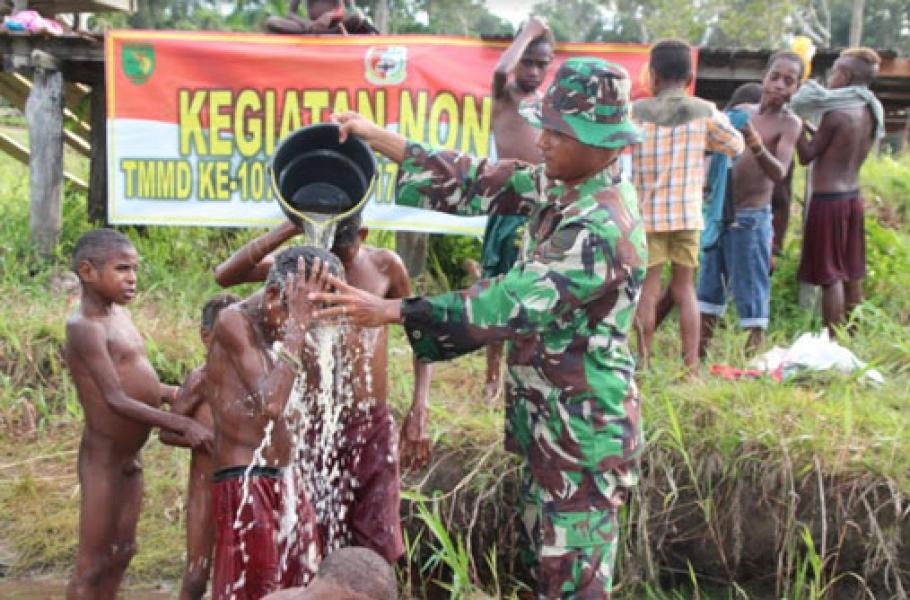 Personel TNI Ajari Mandi Bersih Anak-Anak Pedalaman Papua