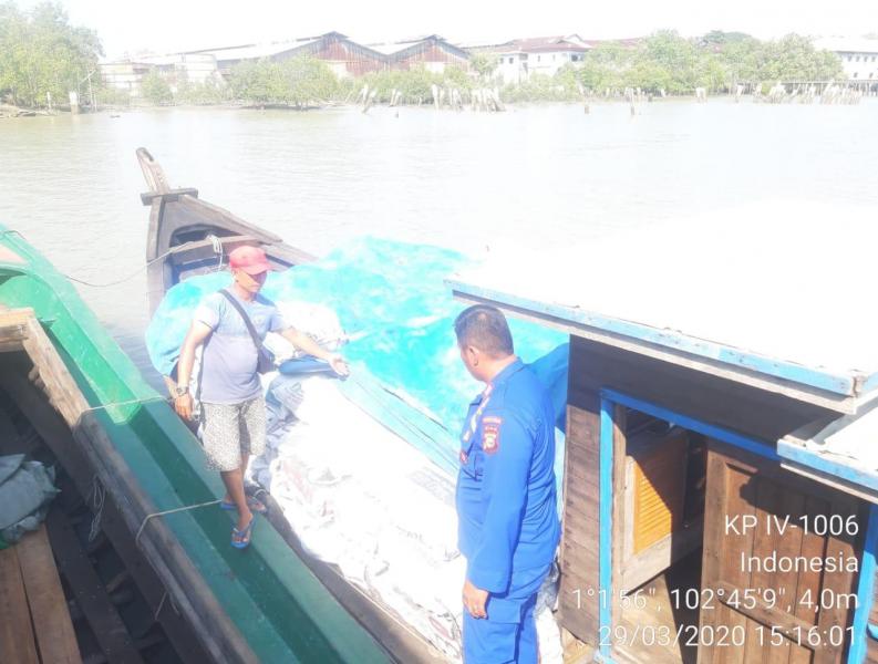 Polda Riau Amankan Kapal Bermuatan 10 Ton Arang Bakau