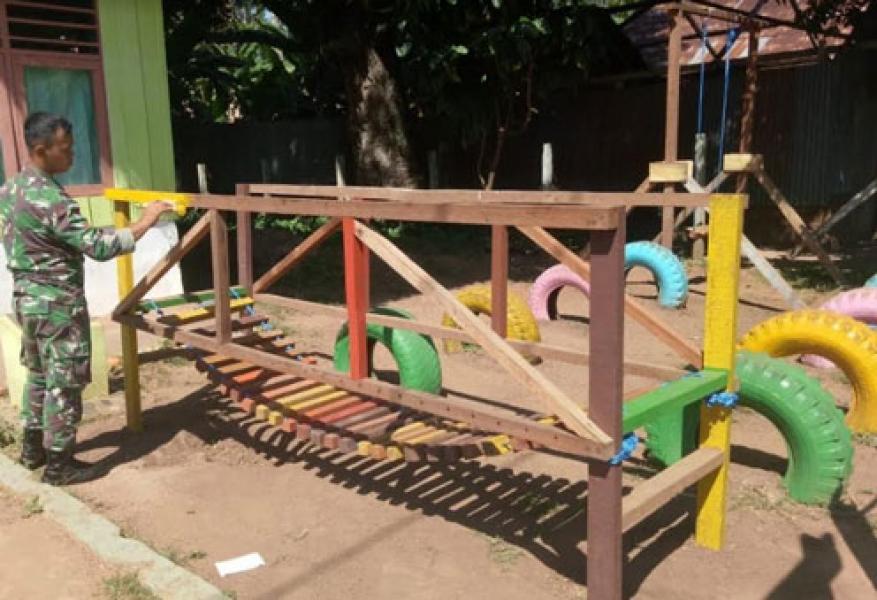 Prajurit Pamtas Yonif 411 Bangun Taman Bermain Untuk Anak-Anak Kampung Toray Papua