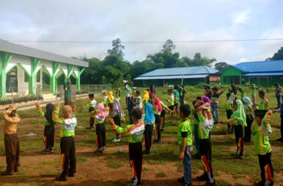 Prajurit Pamtas Yonif 411 Kostrad Ajak Anak Sekolah Senam Pagi Bersama